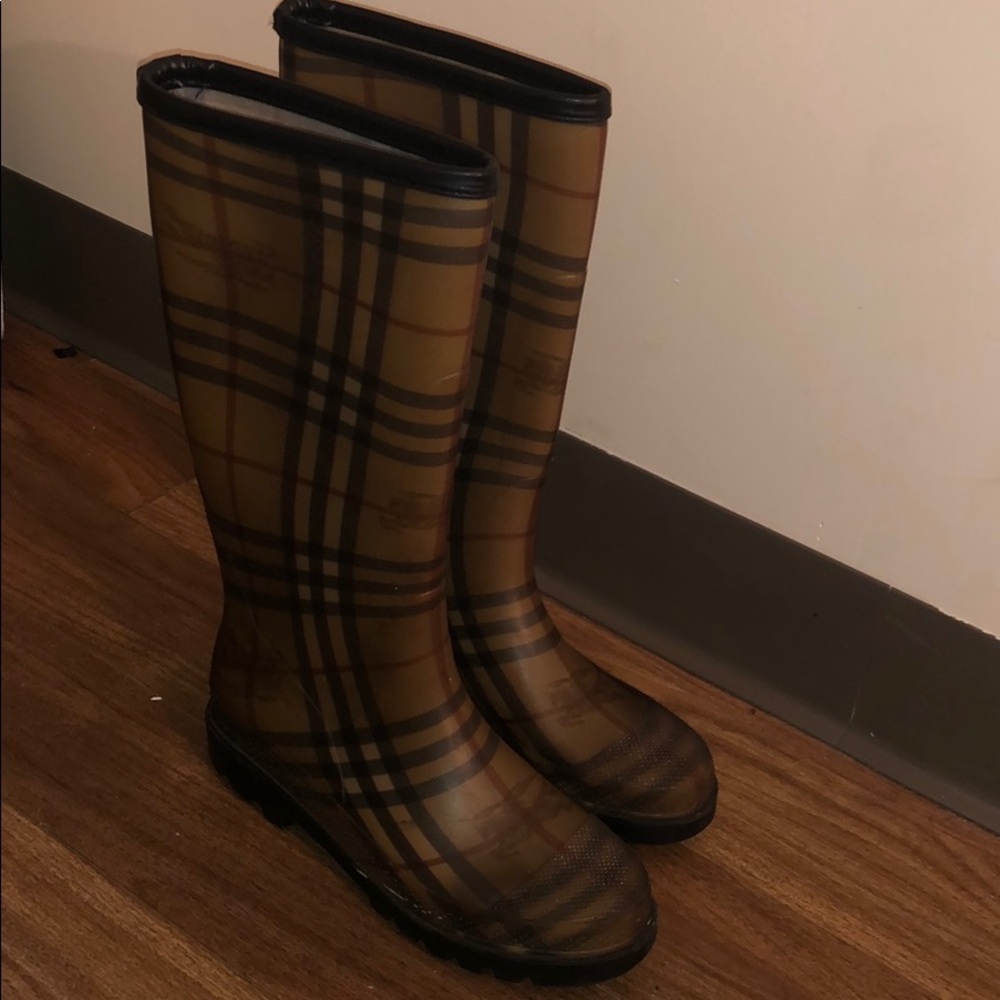 Burberry rain boots. Unisex